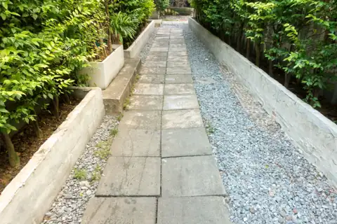 Gartenweg aus Steinplatten mit Kies